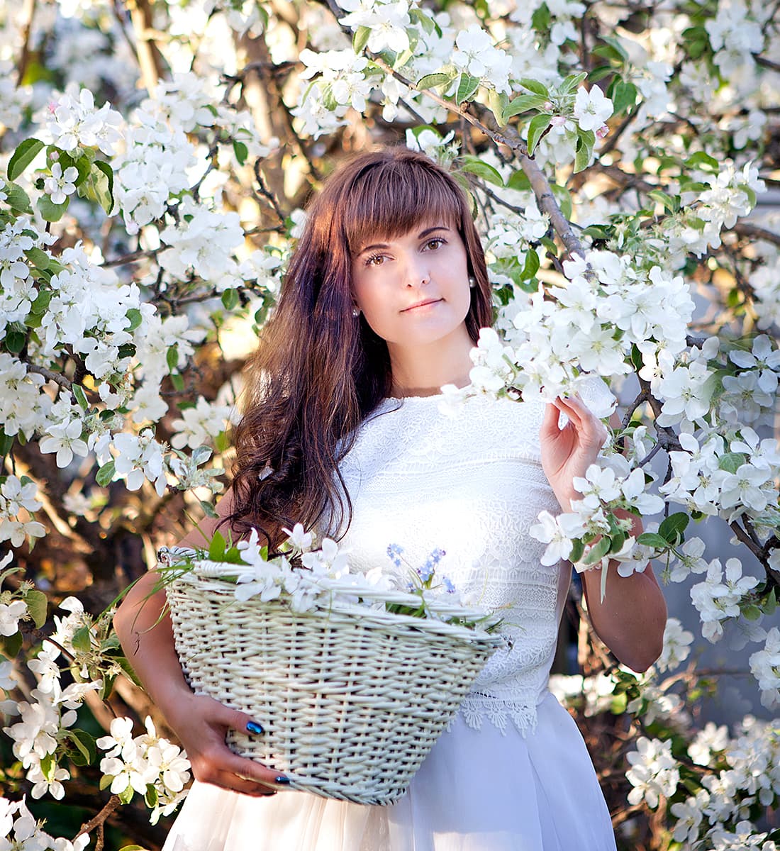 5 Inspiring Bridal Looks for a Spring Wedding: Blossoms, Minimalism, and Parisian Chic